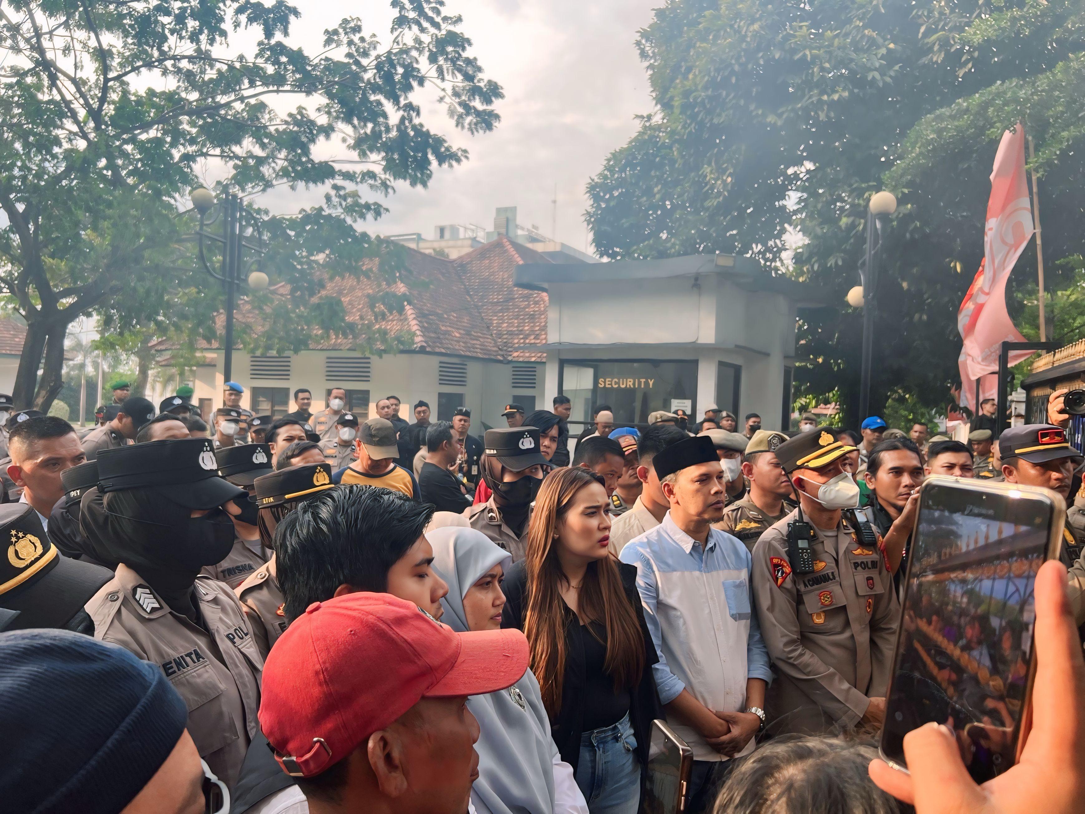 Anggota DRPD Kota Bogor saat menerima massa aksi di Gedung DPRD Kota Bogor.