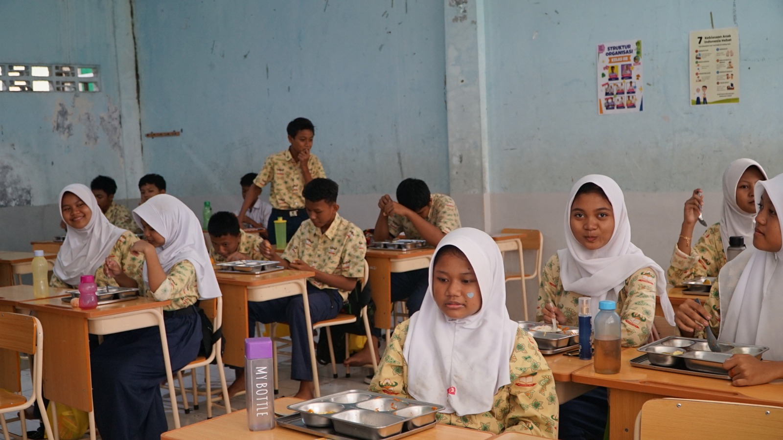 Sejumlah siswa di Kota Bogor saat mendapatkan Makan Bergizi Gratis atau MBG