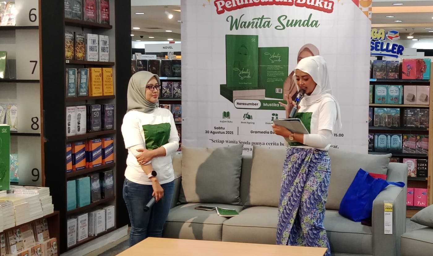 Dosen Fakultas Hukum Universitas Pakuan (Unpak), Mustika Mega Wijaya (kiri) dalam launching novel Wanita Sunda di Gramedia Botani Square