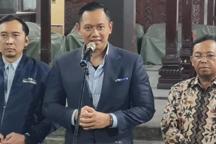 Ketua Umum Partai Demokrat sekaligus Menteri Kordinator Bidang Infrastuktur dan Pembangunan Kewilayahan, Agus Harimurti Yudhoyono memberikan keterangan pers.