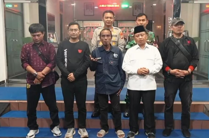 Wali Kota Depok Supian Suri bersama koordinator aksi dari elemen masyarakat.