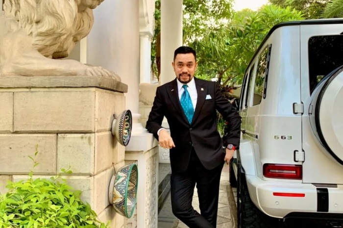 Ahmad Sahroni anggota DPR RI yang mobil mewahnya dihancurkan massa.
