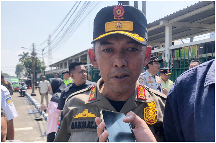 Plt Kasatpol PP Kota Bogor Rahmat Hidayat saat diminta keterangan soal penertiban PKL di Jalan Mayor Oking terkait pengoperasian dua koridor Biskita Transpakuan.