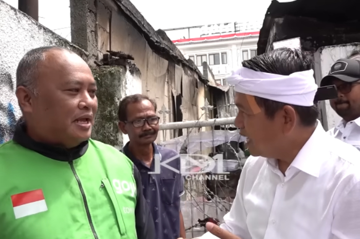 Gubernur Jawa Barat Dedi Mulyadi saat berbincang dengan seorang driver ojol.