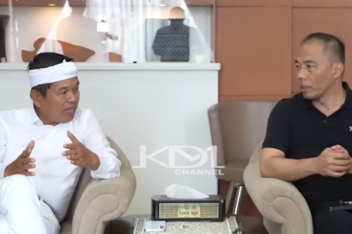 Gubernur Jawa Barat Dedi Mulyadi berbincang dengan Kepala Badan Perencanaan Pembangunan Daerah (Bappeda) Provinsi Jawa Barat Dedi Mulyadi.