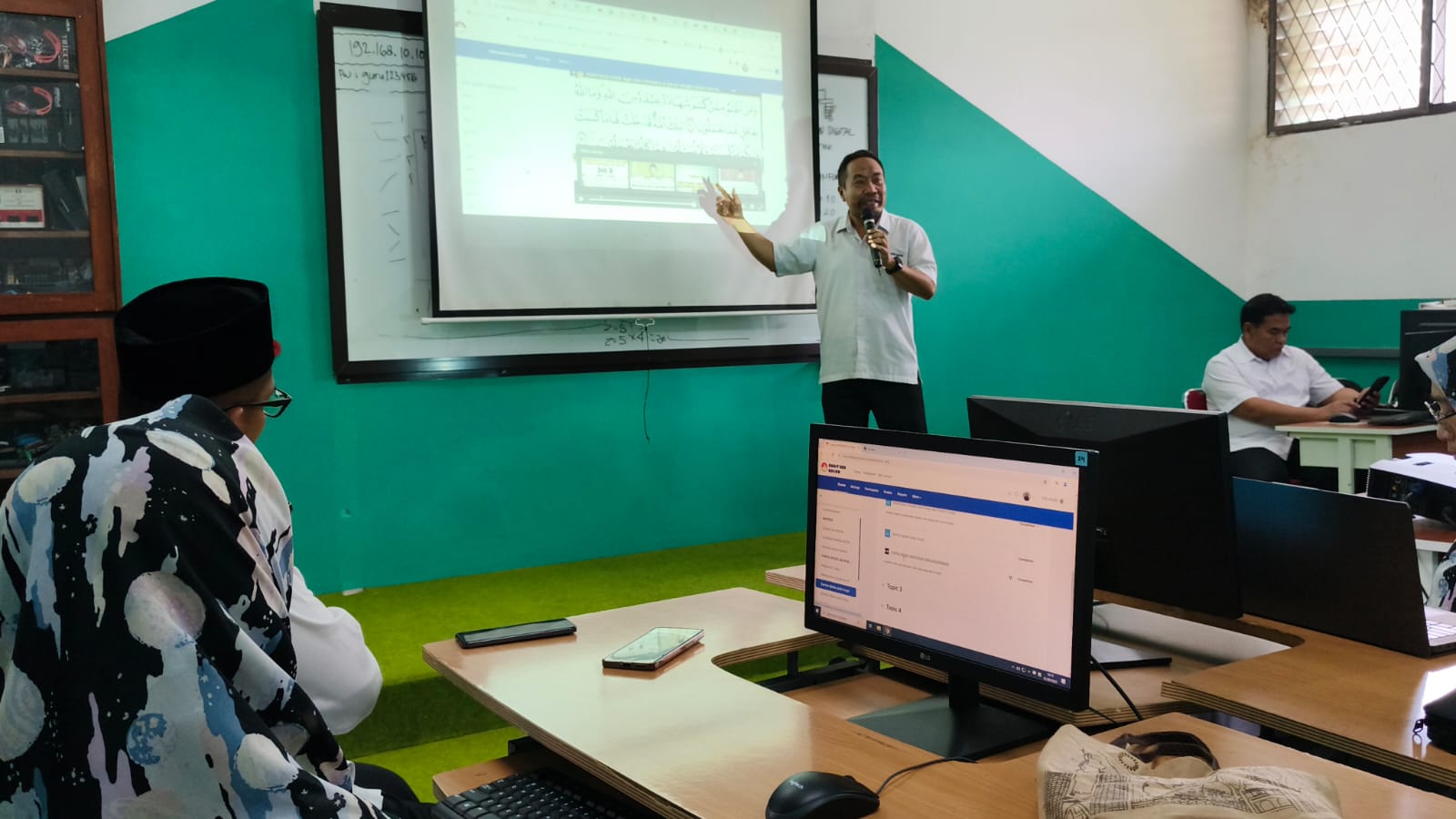 Guru SMAIT BBS Bogor bahas pembelajaran daring.