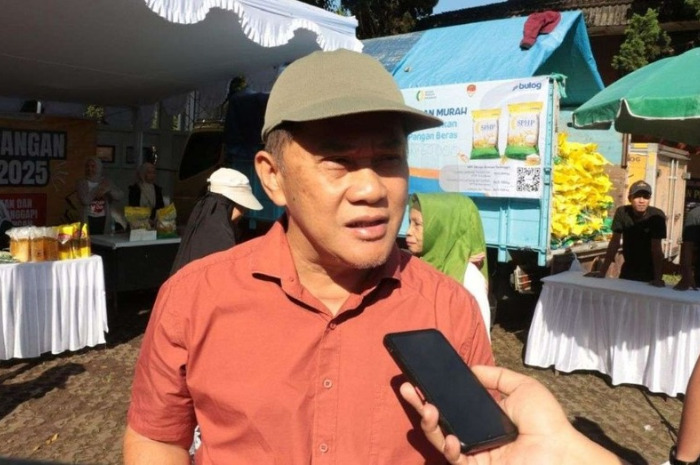 Kepala DKPP Kota Bandung saat menjelaskan bahwa stok beras mengalami surplus