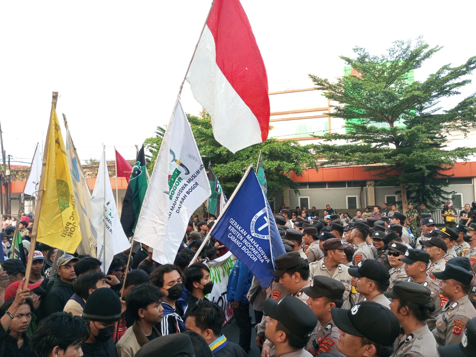Aksi demonstrasi yang dilakukan oleh Kelompok Mahasiswa Cipayung Plus di Depan istana Bogor, Senin 1 September 2025.