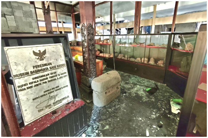 Kondisi Museum Bhagawanta Kediri yang rusak akibat demonstrasi pada Sabtu 30 Agustus 2025. Kementerian Kebudayaan menyesalkan pengrusakan tersebut.