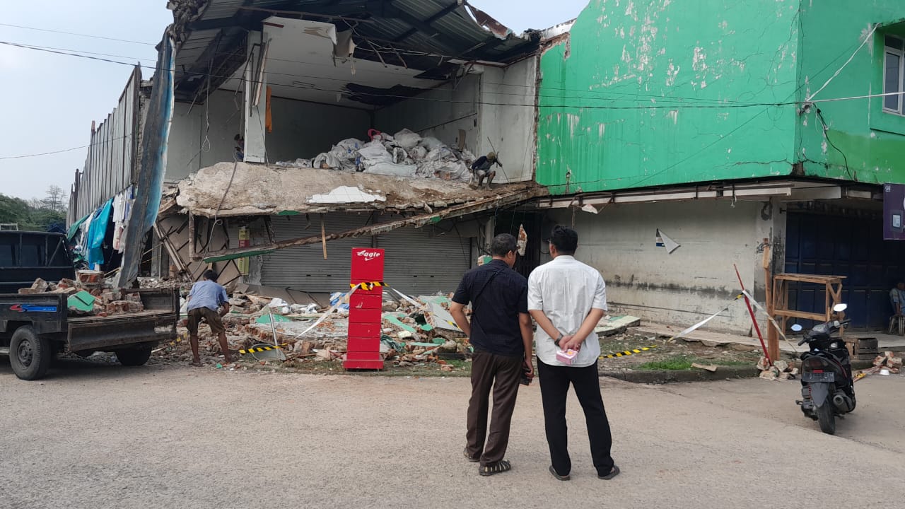 Satu unit kios di Pasar Jasinga, Kabupaten Bogor, ambruk akibat hujan deras pada Minggu, 31 Agustus 2025 sore.