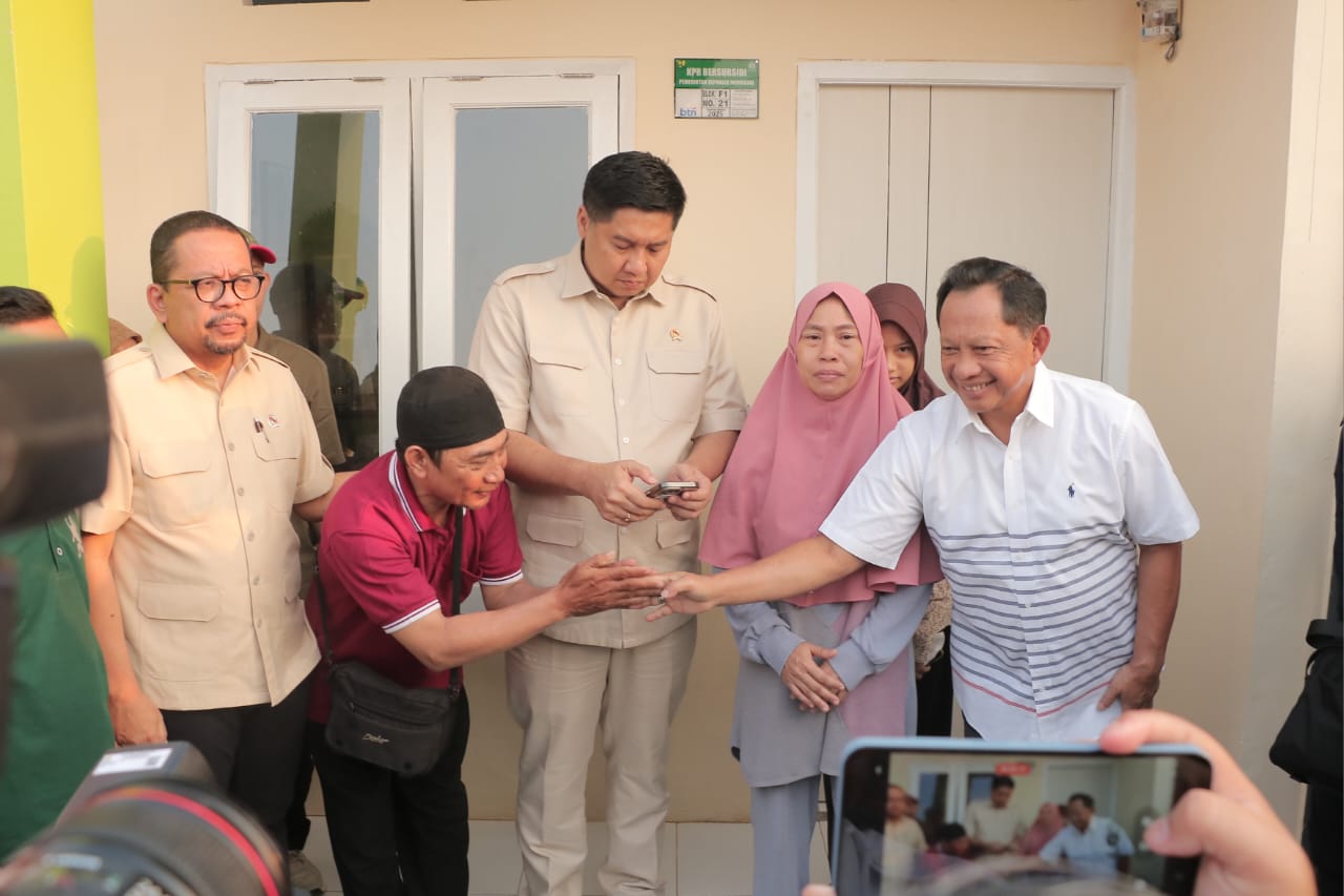 Menteri PKP Maruarar Sirait menyerahkan kunci rumah kepada keluarga mendiang Affan Kurniawan di Perumahan Kahuripan, Desa Gandoang, Cileungsi, Kabupaten Bogor, Jawa Barat, Senin 1 September 2025.