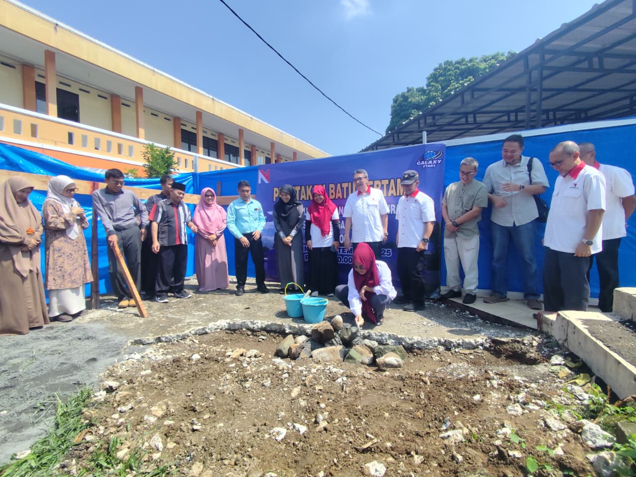 Peletakan batu pertama pembangunan GOR semi&nbsp;indoor di SMK Analis Kimia Nusa Bangsa.