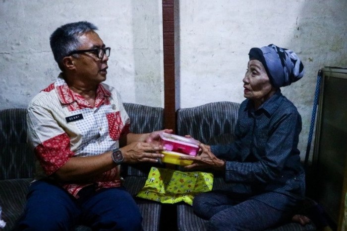 Sekda Kota Bogor serahkan bantuan kepada lansia di Kelurahan Paledang.