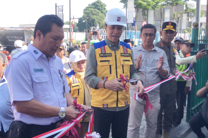 Wali Kota Bogor Dedie  Rachim saat membuka akses masuk baru menuju Stasiun Bogor.