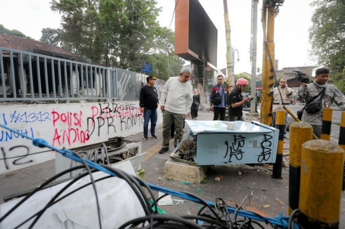Wali Kota Bandung Muhammad Farhan meninjau traffic light di kawasan Dago.