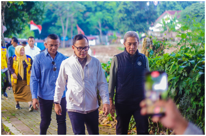 Wali Kota Bogor, Dedie Rachim, bersama Wamendagri Bima Arya saat meninjau jalur roda dua Batutulis.