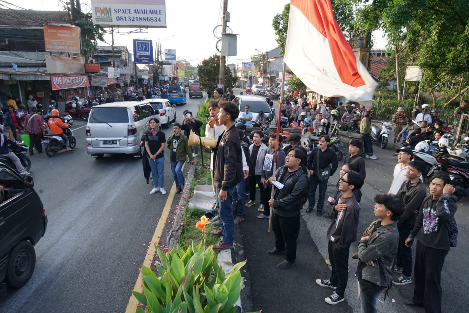Sejumlah mahasiswa Unida menggelar aksi unjuk rasa di simpang Ciawi Bogor, Kabupaten Bogor, Selasa 2 September 2025.