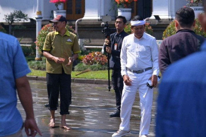 Gubernur Jawa Barat Dedi Mulyadi meninjau pembersihan fasilitas umum di sekitar Gedung Sate dan DPRD Jabar pasca aksi demo.