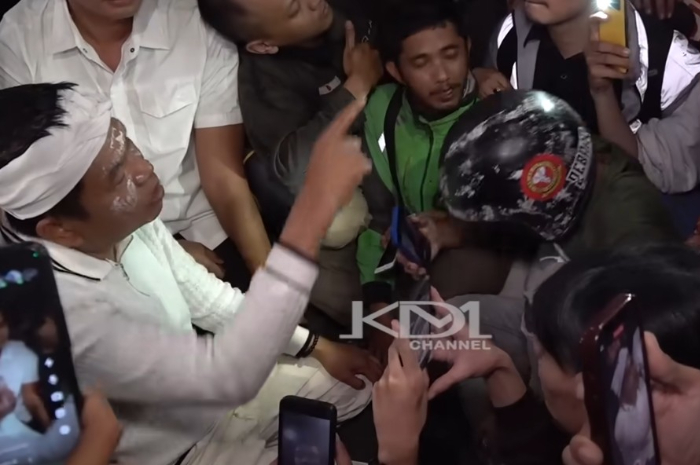 Gubernur Jawa Barat, Dedi Mulyadi saat menemui demonstran.