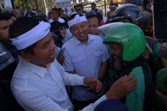 Gubernur Jawa Barat Dedi Mulyadi bersama driver ojek online (ojol).