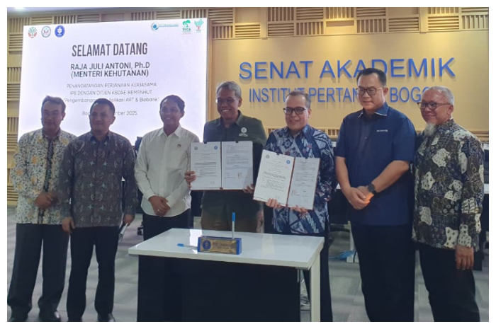 Menteri Kehutanan RI, Raja Juli Antoni bersama Rektor IPB University Prof. Dr. Arif Satria saat melakukan pertemuan di Gedung Auditorium Andi Hakim Nasution IPB University.