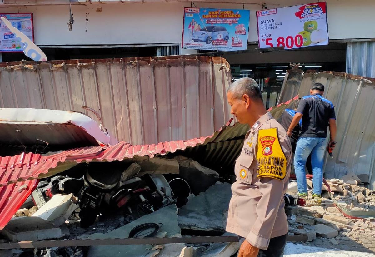 Polisi cek TKP papan reklame minimarket di Pakapuran, Kota Depok, ambruk.