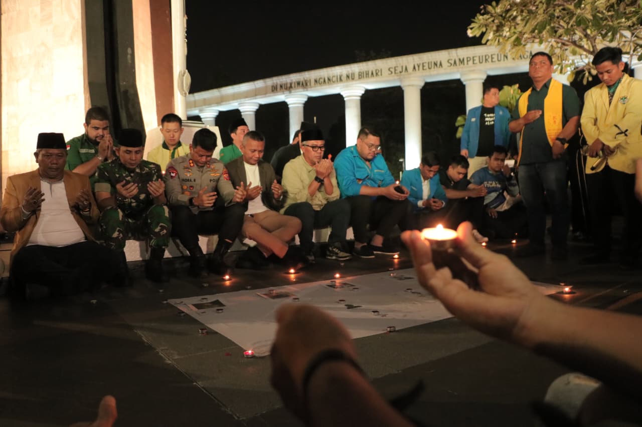 Wakil Walikota Bogor, Jenal Mutaqin beserta Forkopimda dan Organisasi Kepemudaan Lintas Iman doa bersama di Tugu Kujang, Kota Bogor, Selasa 2 September 2025 malam.