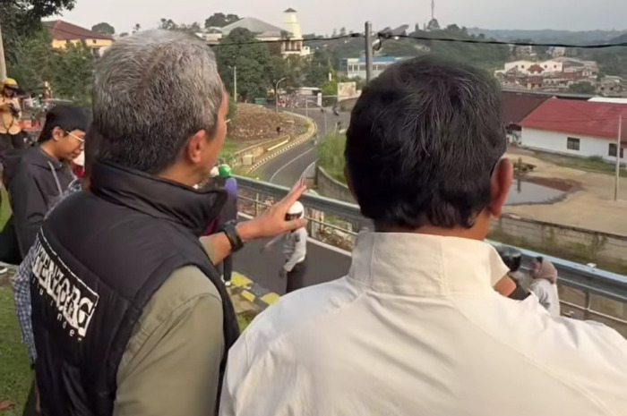 Wamendagri Bima Arya bersama Wali Kota Bogor Dedie Rachim meninjau rencana akses baru Batutulis.