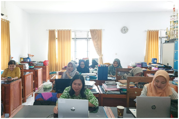 Suasana aktivitas guru di SMKN 3 Kota Depok  saat melaksanakan pembelajaran jarak jauh.