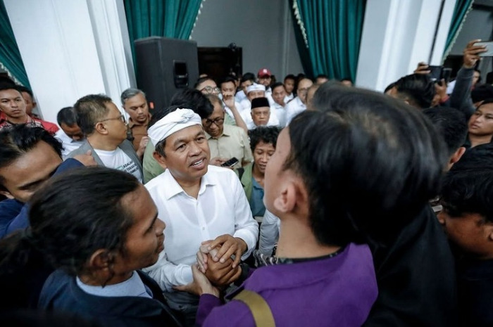Gubernur Jawa Barat Dedi Mulyadi berdialog bersama para mahasiswa di halaman Gedung Sate .
