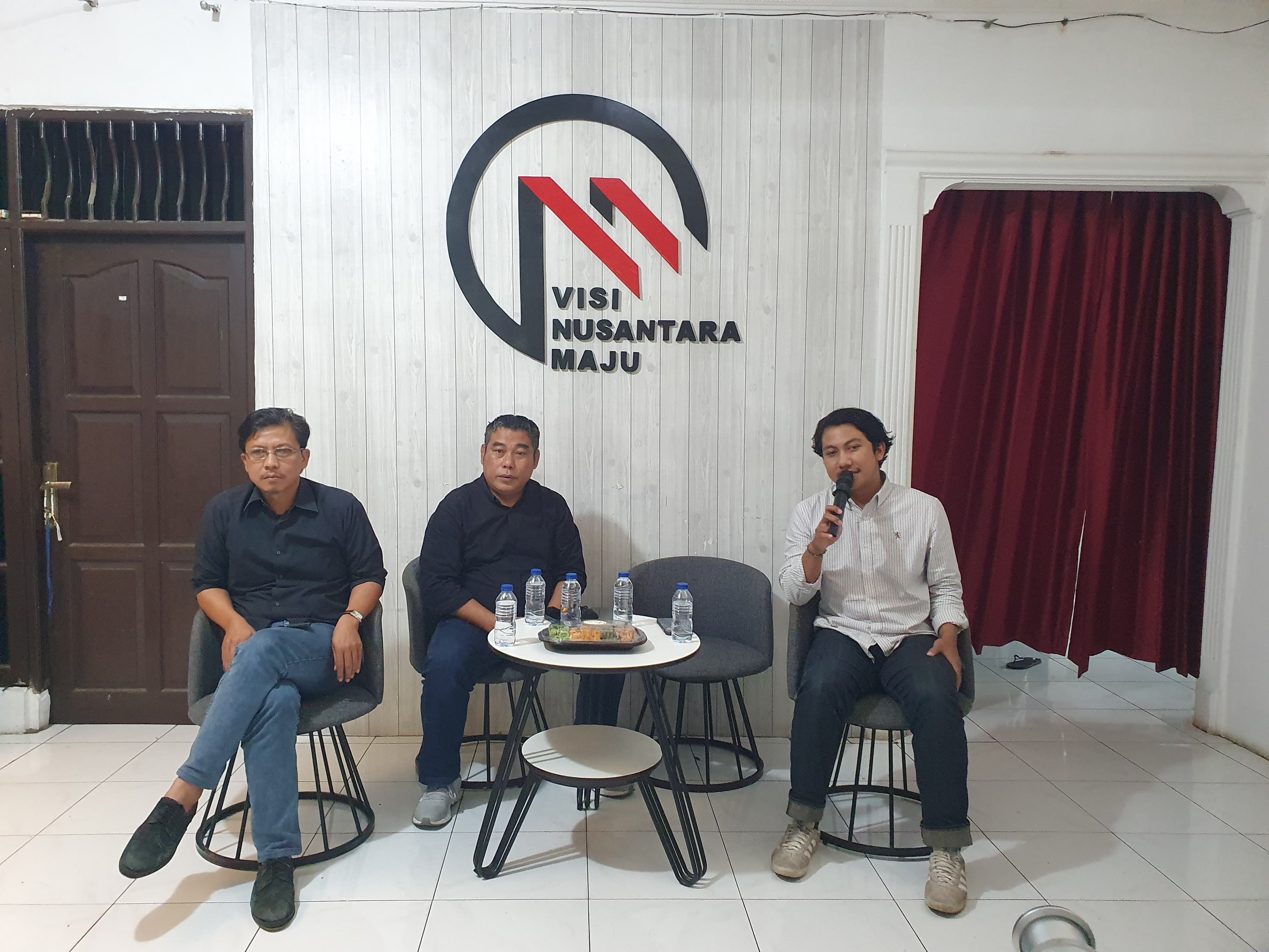 LS Vinus saat menyampaikan pembahasan tentang krisi legitimasi masyarakat terhadap pemerintah.