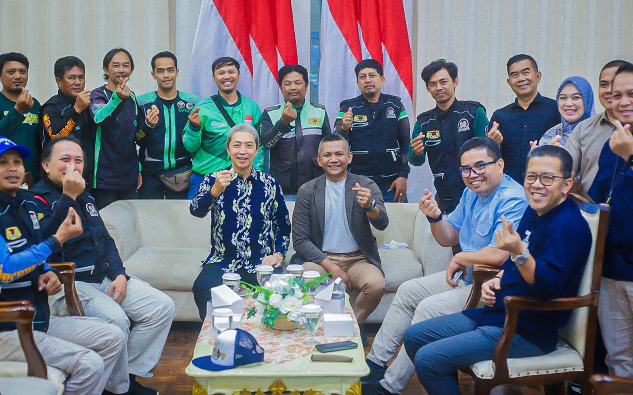 Wali Kota Bogor Dedie A Rachim dan Wakil Wali Kota Bogor Jenal Mutaqin bertemu dengan komunitas ojol.