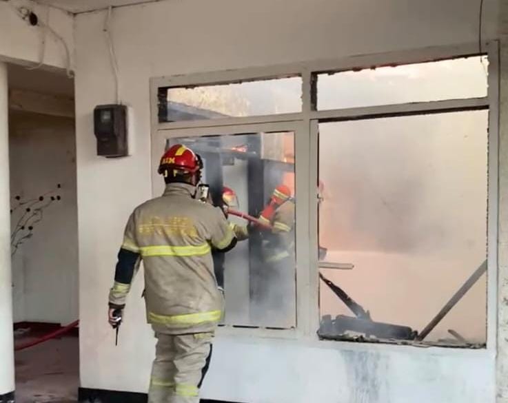 Petugas Damkar Kota Depok memadamkan api di salah satu rumah di Pancoran Mas yang kebakaran.