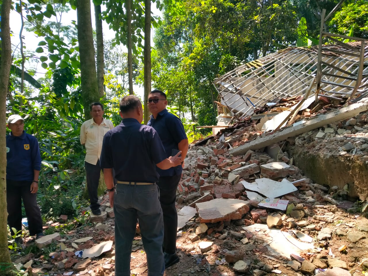 Jajaran Dinas Pendidikan Kabupaten Bogor saat meninjau sekolah yang ambruk usai terkena bencana alam.