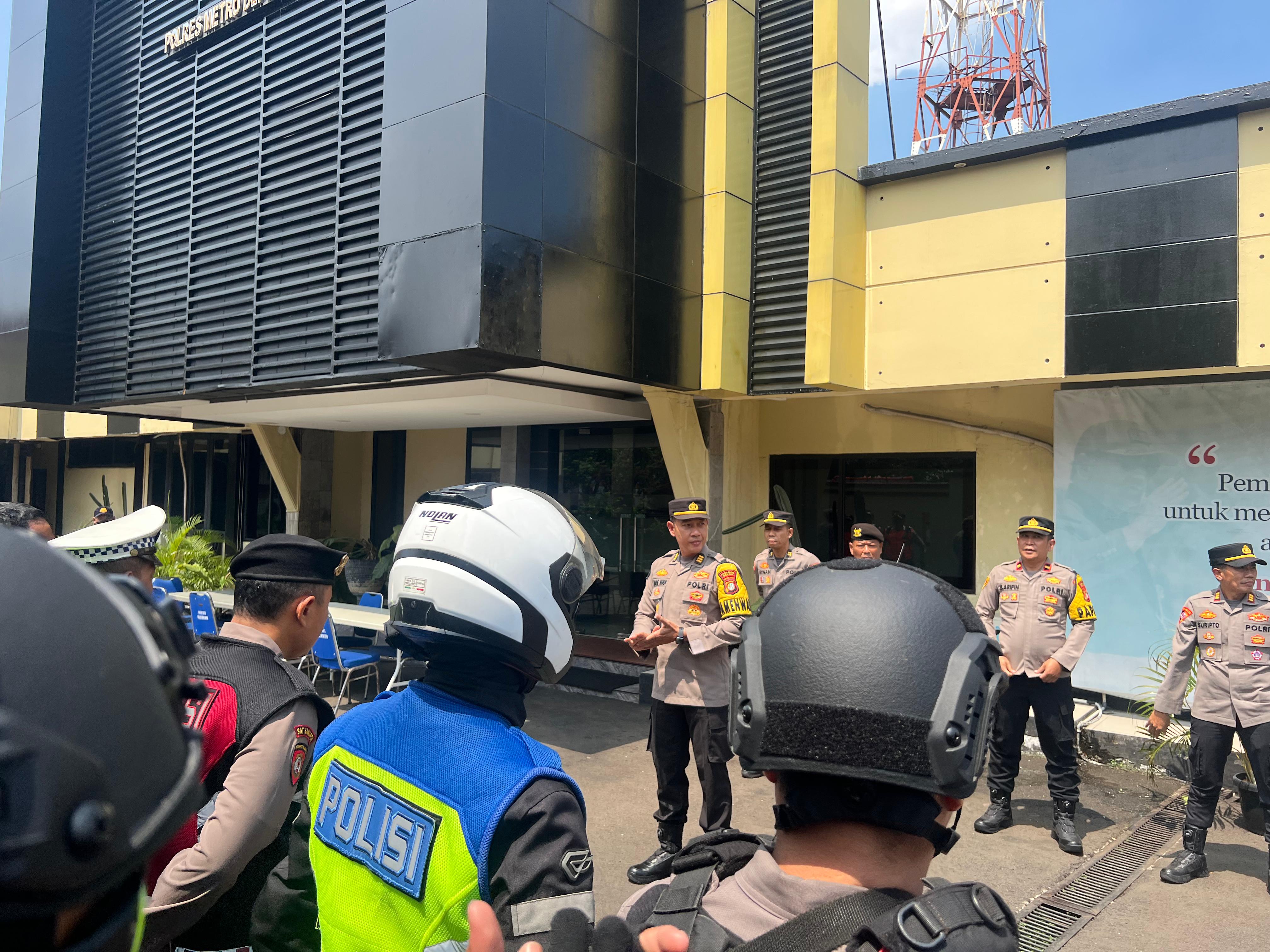 Petugas gabungan bersiap melakukan patroli skala besar di Kota Depok.