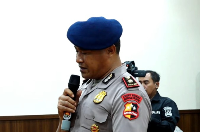 Kompol Cosmas Kaju Gae saat berbicara di depan ketua sidang.