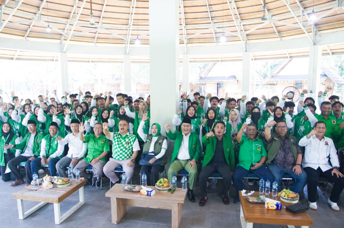 Para peserta Madrasah Kader Partai DPC PPP Kabupaten Bogor berfoto bersama.