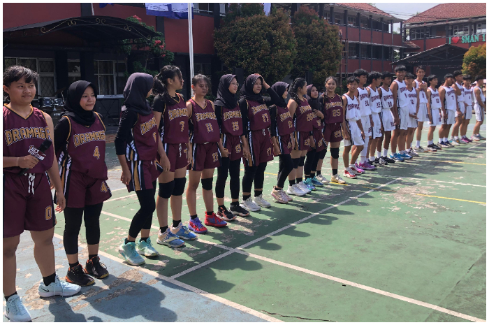 Para pemain basket SMAN 1 Dramaga Bogor saat diperkenalkan di acara Roadshow Honda DBL with Kopi Good Day West Java West.