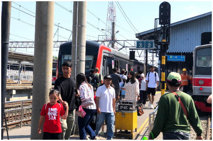 Para penumpang di Stasiun Bogor yang hendak menggunakan KRL. KAI meminta pelanggan mengatur jadwal pemberangkatan.