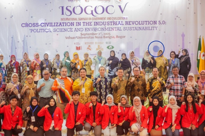 Wali Kota Bogor Dedie A Rachim bersama para mahasiswa peserta seminar internasional.
