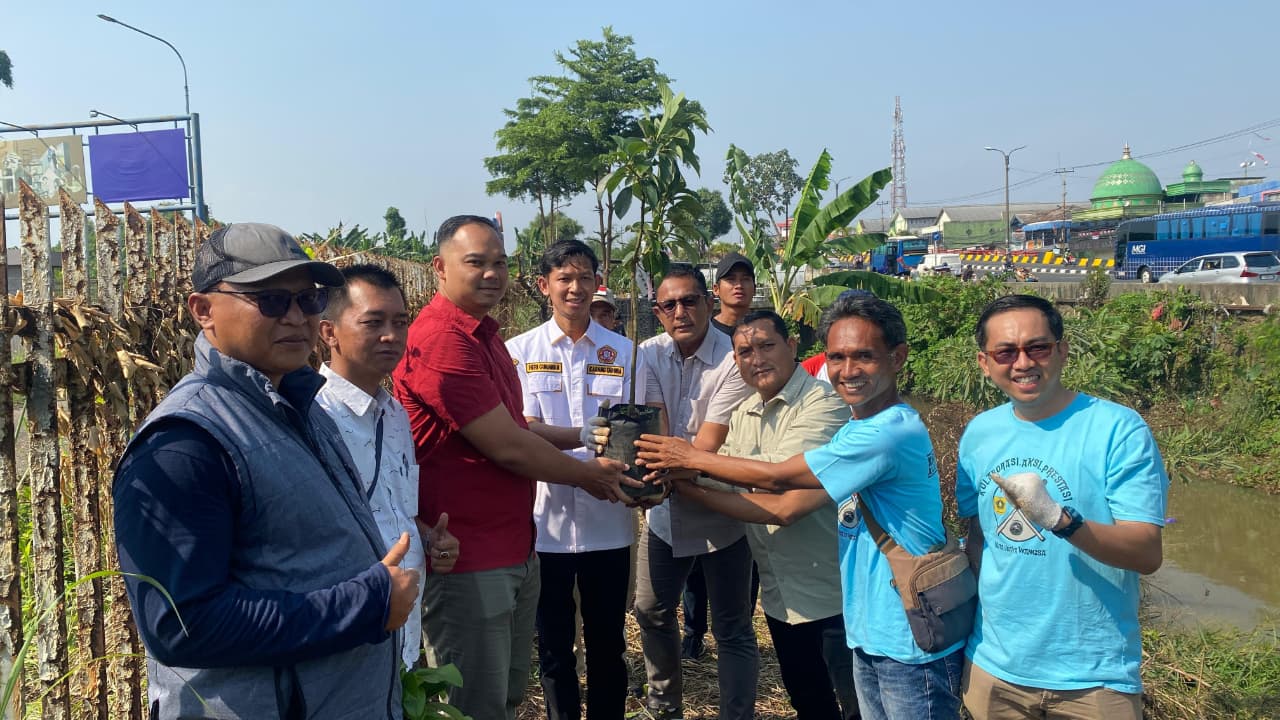 Kegiatan tanam bibit pohon buah di Kecamatan Cibinong, Kabupaten Bogor.