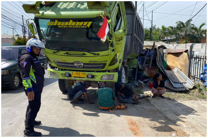 Petugas kepolisan Satlantas Polres Bogor saat mendatangi kecelakaan tunggal dump truk di Gunung Putri, Kabupaten Bogor.