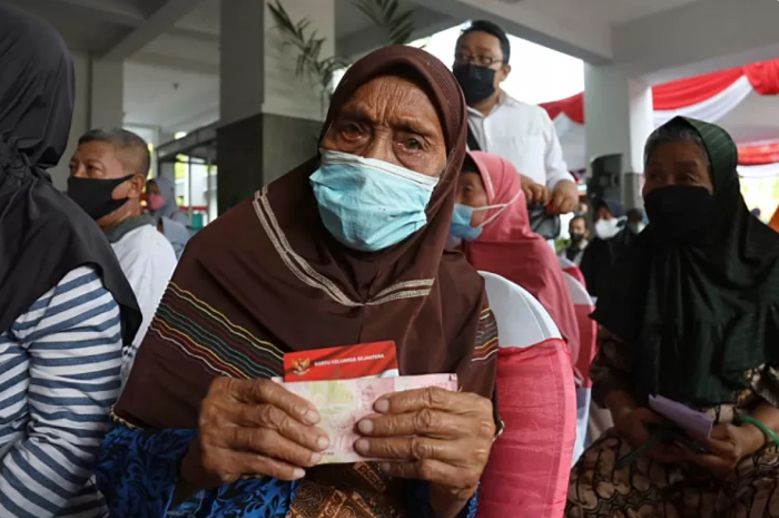 Ilustrasi penyaluran bantuan sosial (bansos).