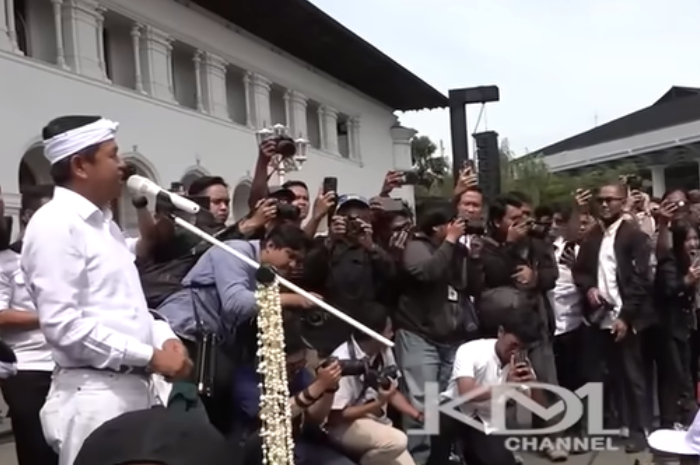 Gubernur Jawa Barat Dedi Mulyadi dialog bersama para mahasiswa di depan Gedung Sate, Bandung.