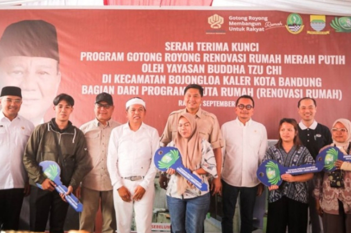 KOMPAK : sesi foto bersama setelah terima kunci program gotong royong renovasi rumah merah putih oleh yayasan Buddha Tzu chi.