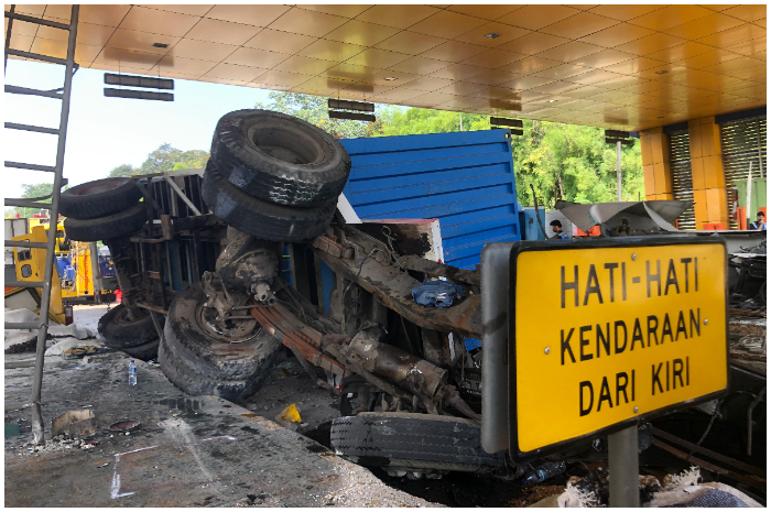 Kondisi truk yang menabrak Gerbang Tol Ciawi 2.