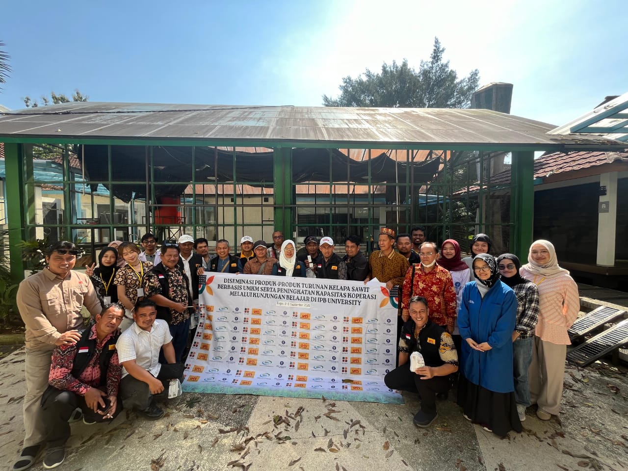 Sejumlah petani sawit yang tergabung dalam SPKS foto bersama saat berkunjung ke Kantor SBRC&nbsp;IPB&nbsp;University.
