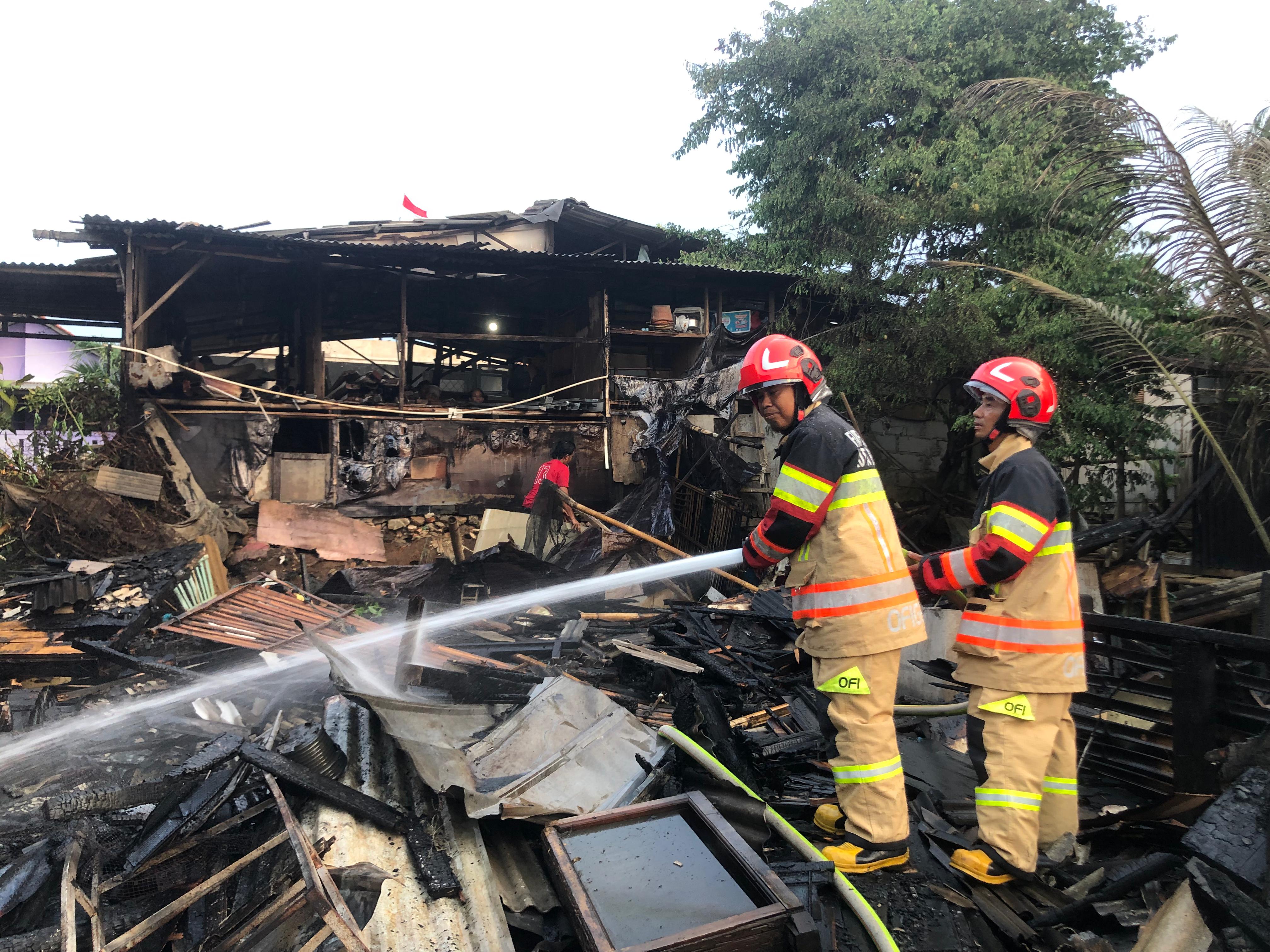 Petugas pemadam kebakaran saat melakukan pendinginan Kandang Ayam milik warga Kukupu, Kelurahan Cibadak, Kota Bogor.