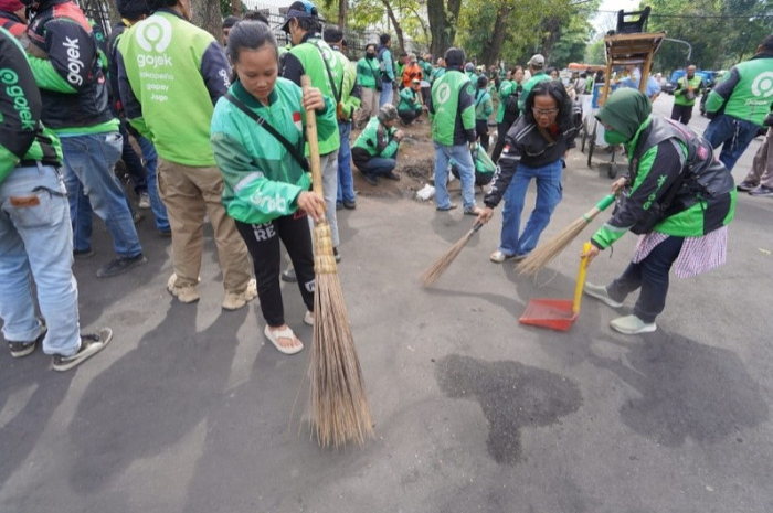Para ojol kompak bersih-bersih di kawasan jalan Diponegoro, Kota Bandung.