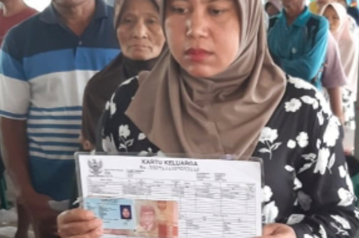 Penerima Bansos PKH dan BPNT sedang didata oleh petugas.